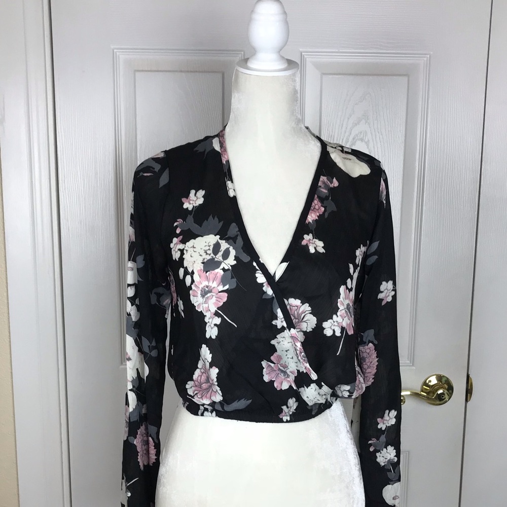 Ivy & Main floral top Size M